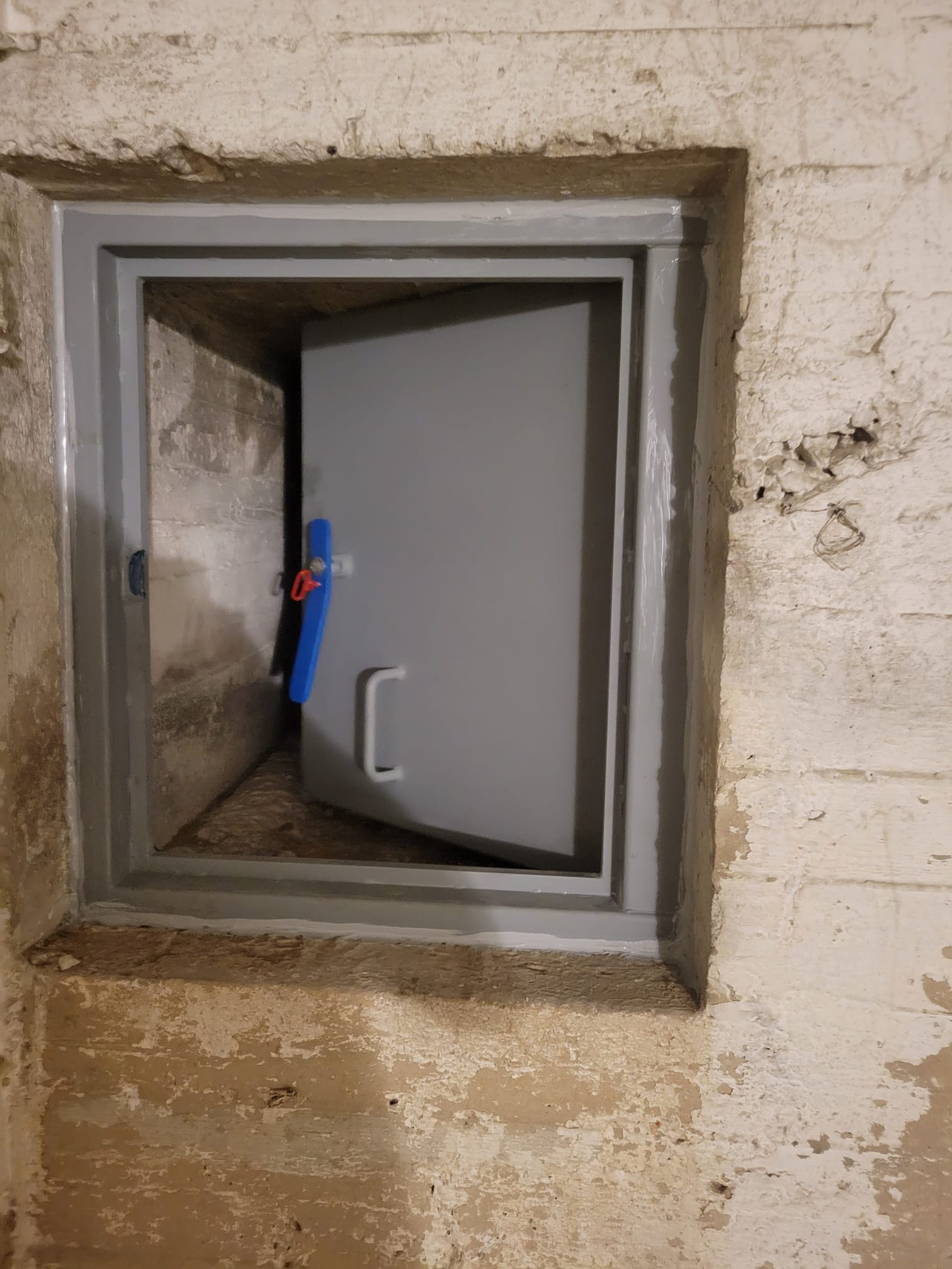 אספקה והתקנת חלון מקלט משופרת בהתאמה למידות הפתחים